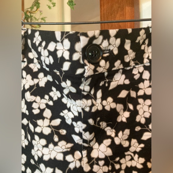 Banana Republic Hampton Pant Crop Pant Size 2 Black w/White Flowers 26” inseam - Picture 2 of 9